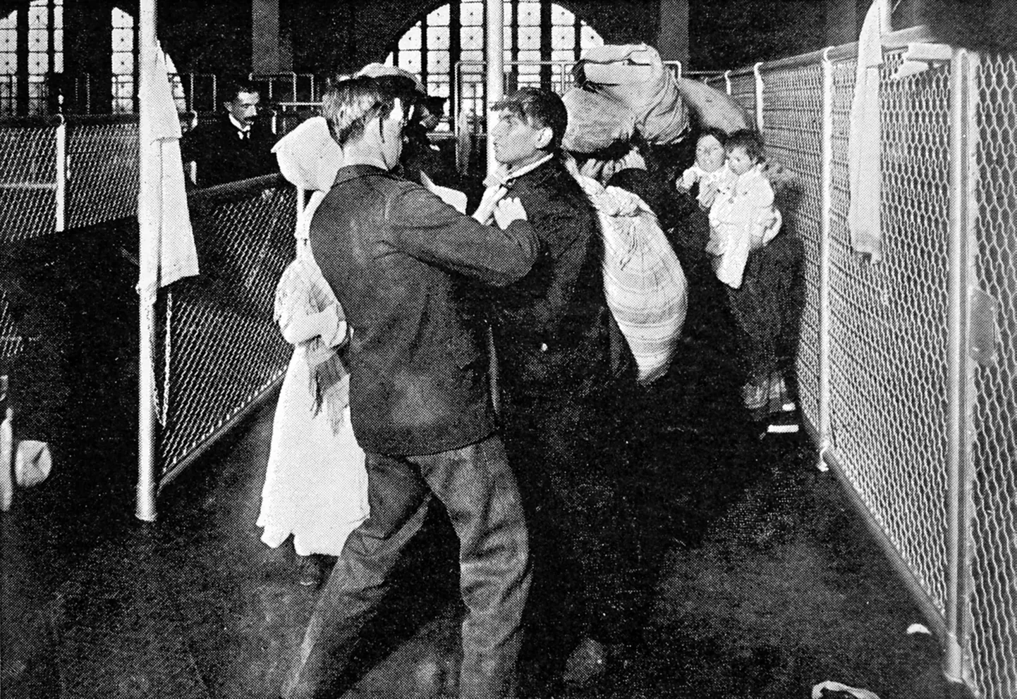 Immigrant hakkab vastu ametnikule, kes ei taha teda Ellis Islandilt riiki lubada. Aasta 1911