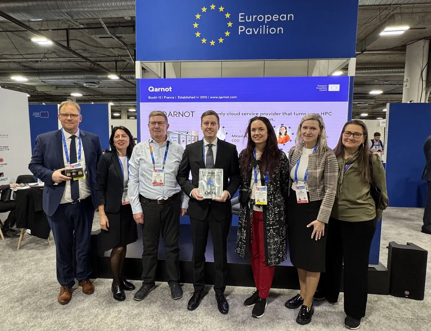 Majandus- ja tööstusminister Erkki Keldo auhinnaga CES-il Euroopa paviljoni ees.