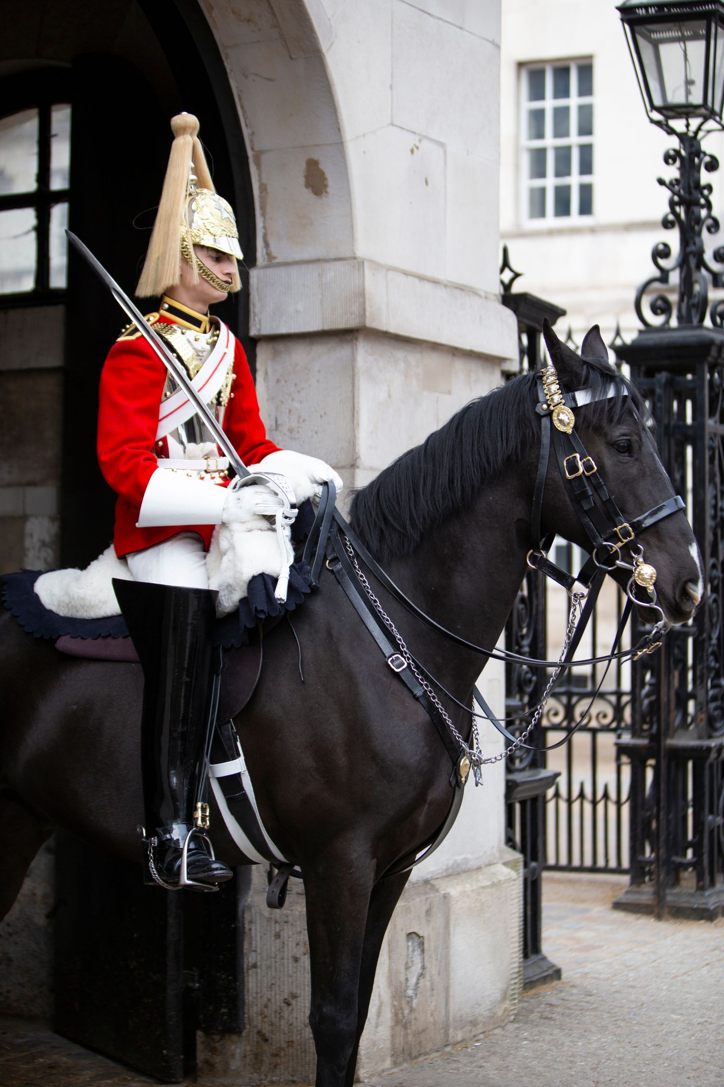 Briti kuninglik ratsaväelane Horse Guardsi ajaloolise hoone juures Londonis