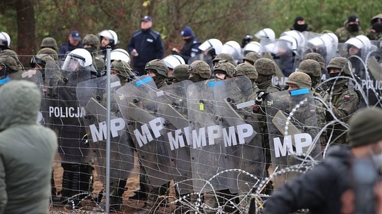 Натиску мигрантов противостоят тысячи польских пограничников, солдат и полицейских