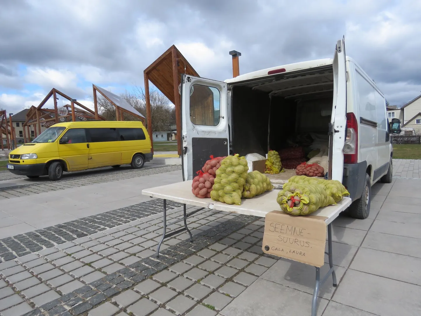 Laupäeva keskpäeva paiku oli Põlva turul väljas kaks toidukaupade müügikohta.