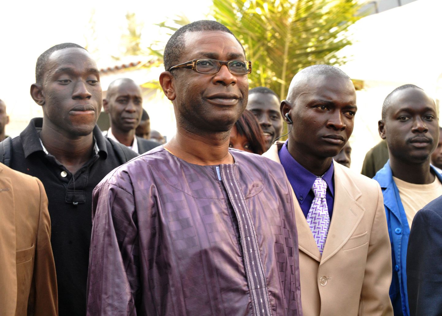Youssou N'Dour (keskel) toetajatega.