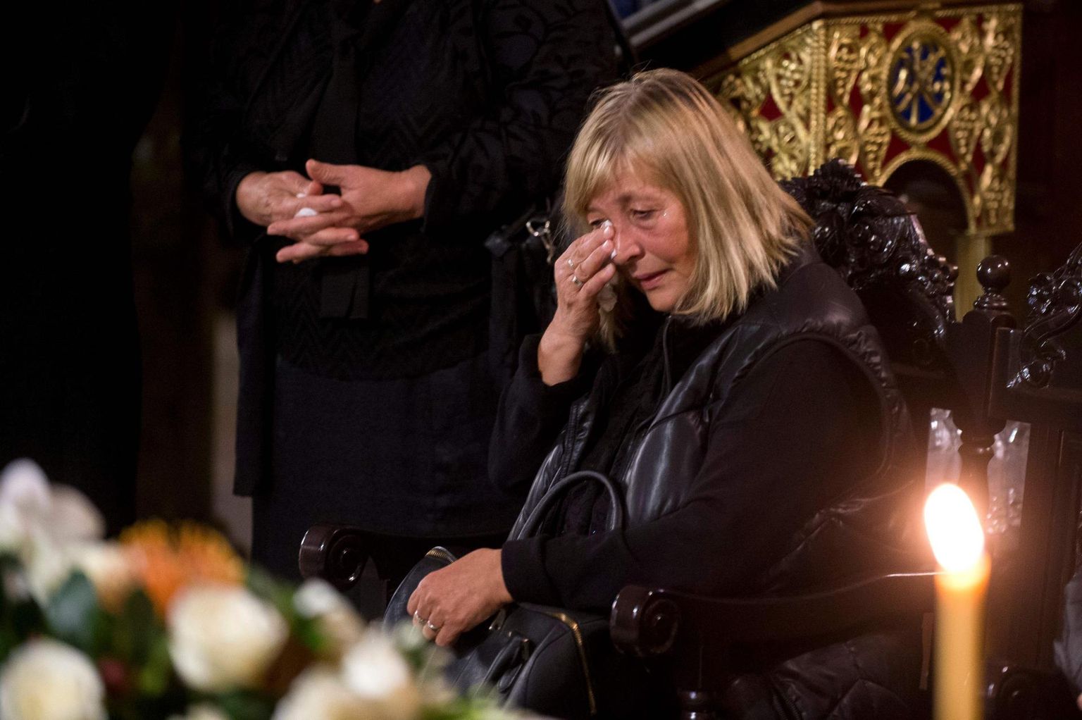 6. oktoobril tapetud Bulgaaria teleajakirjaniku Viktoria Marinova ema tütre kirstu ees.  F