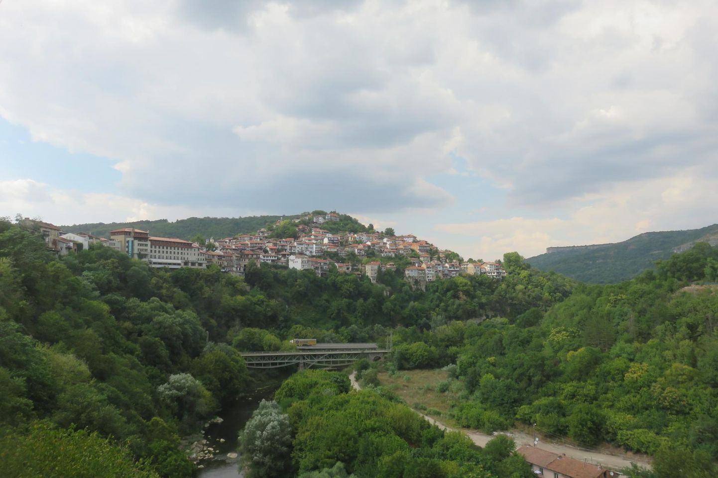 Veliko Tarnovo rohelusse uppunud vanalinn. 