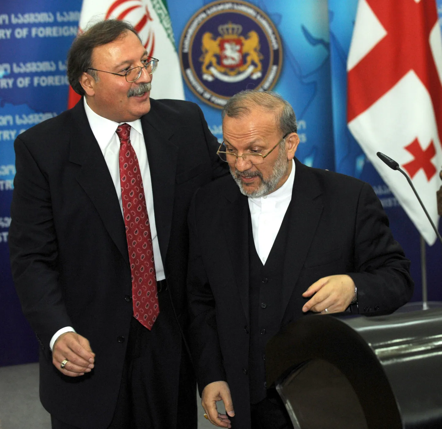 Gruusia välisminister Grigol Vašadze (vasakul) koos oma Iraani kolleegi  
Manouchehr Mottakiga.