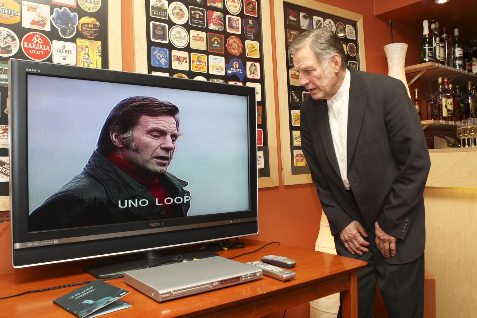 Uno Loop vaatab 2007. aastal välja tulnud DVDd «Kuldsed kaadrid», millel on tema esitused aastatest 1966–1995.