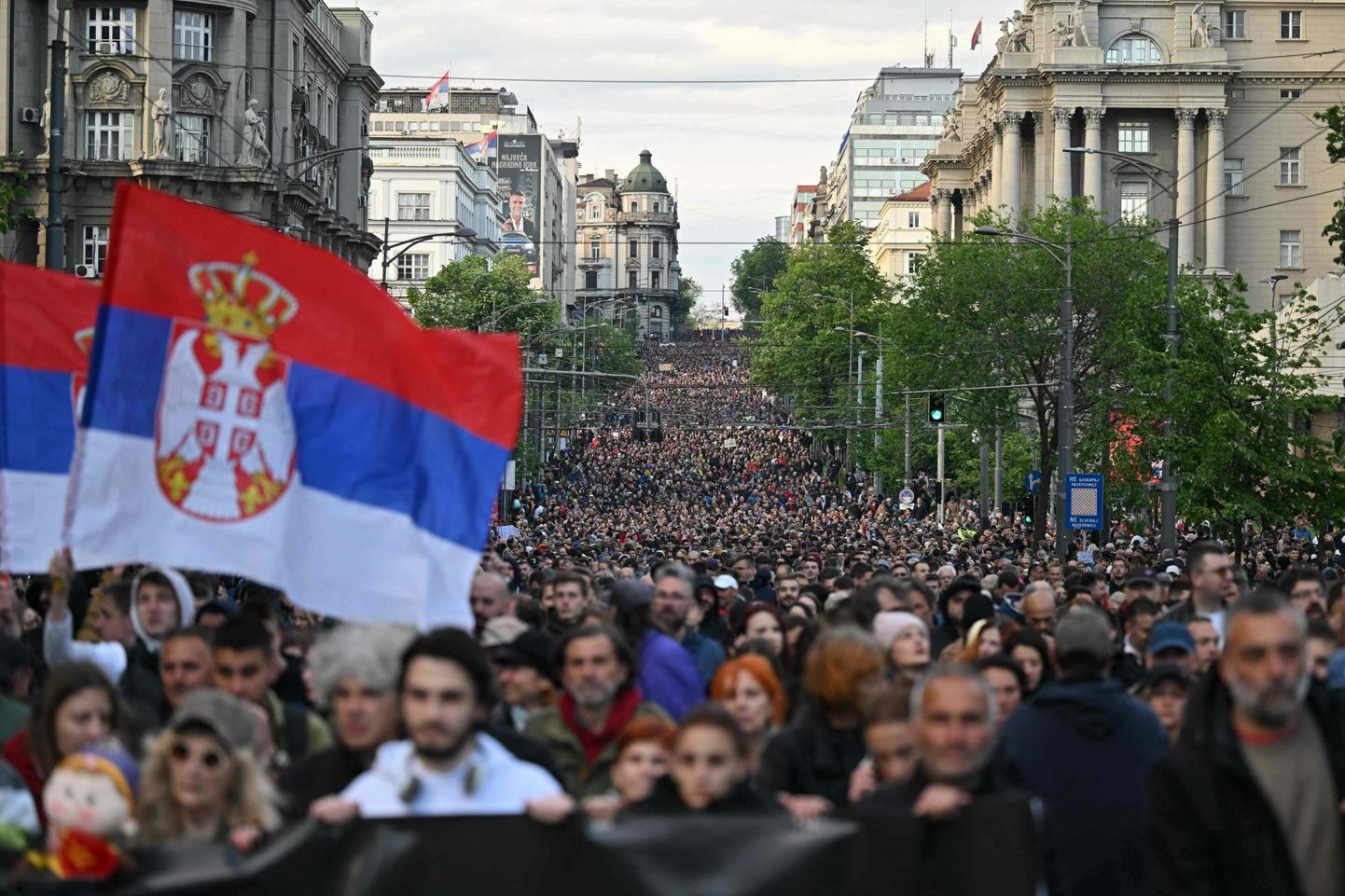 Rahvas eelmisel nädalal Belgradis opositsiooni korraldatud meeleavaldusel, kus kutsuti pärast kahte massitulistamist tippametnikke tagasi astuma ja piirama vägivaldset sisu meedias. 