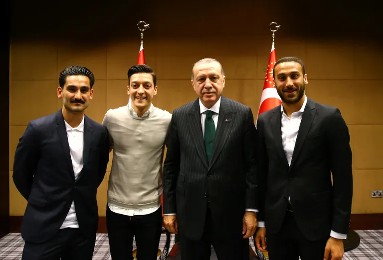 Sõbrapilt. Vasakult: Ilkay Gündogan, Mesut Özil, Recep Tayyip Erdoğan ja Cenk Tosun.