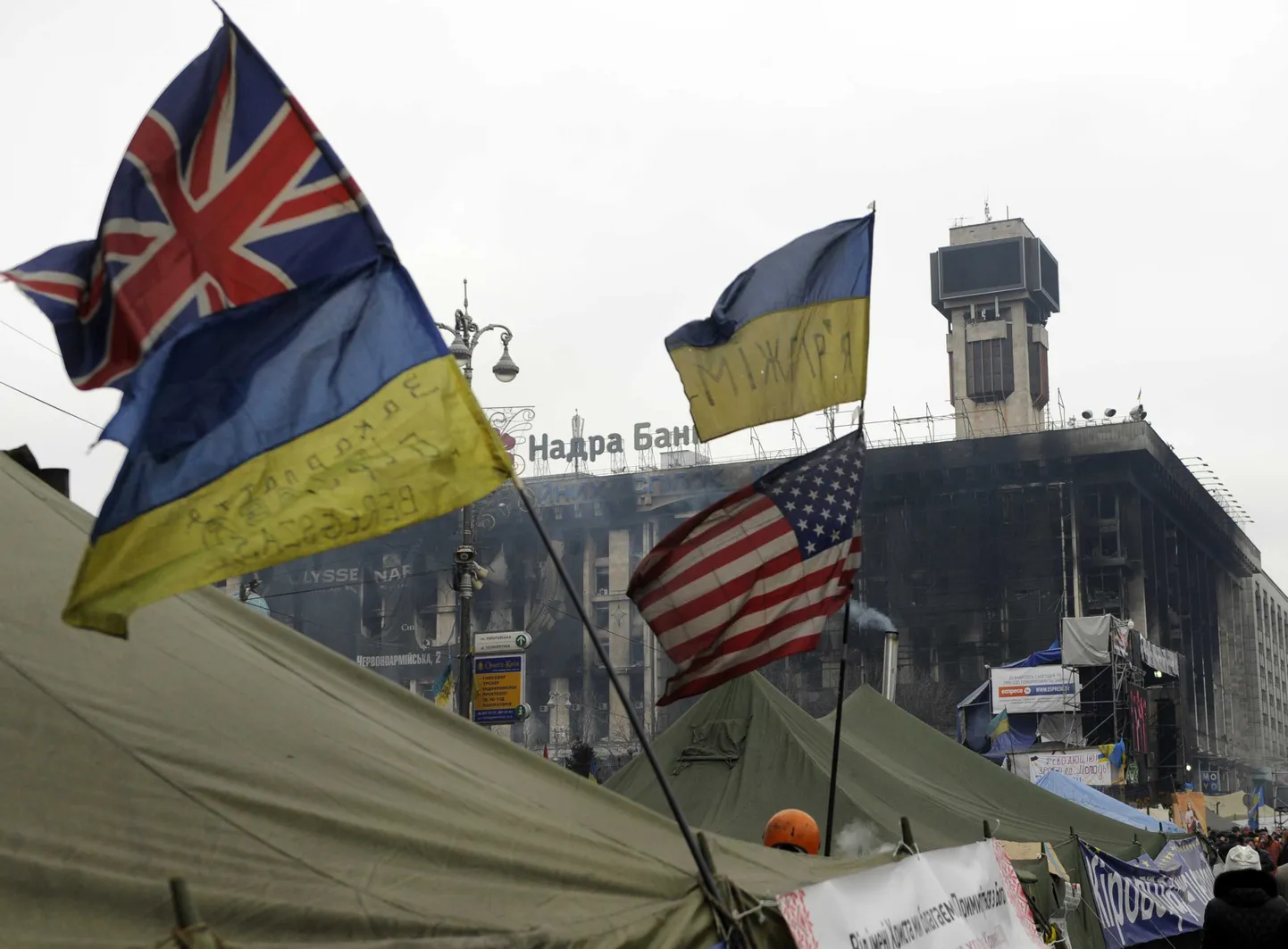 Флаги США и Великобритании на Майдане.
