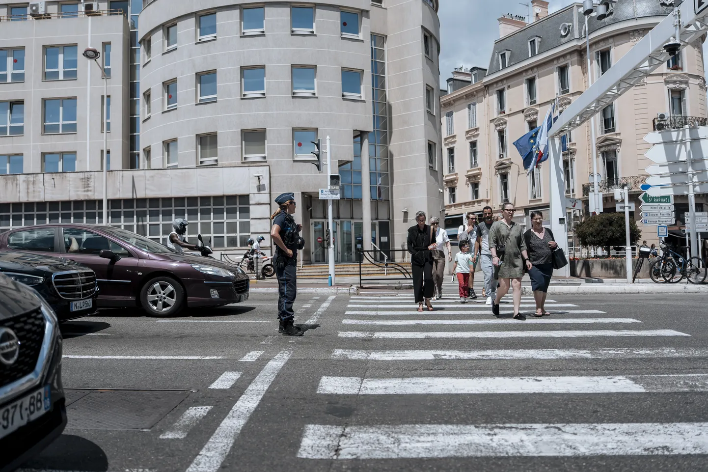 Policija regulē satiksmi pēc elektrības zuduma Kannās.