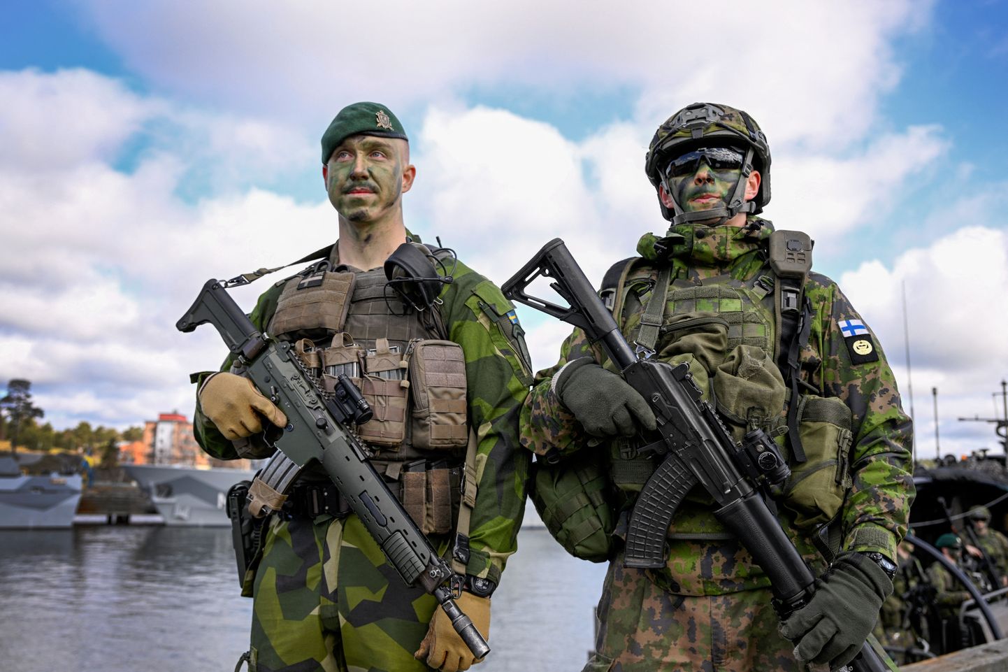 Rootsi ja Soome sõdur poseerimas Stockholmi lähedal asuvas mereväebaasis.