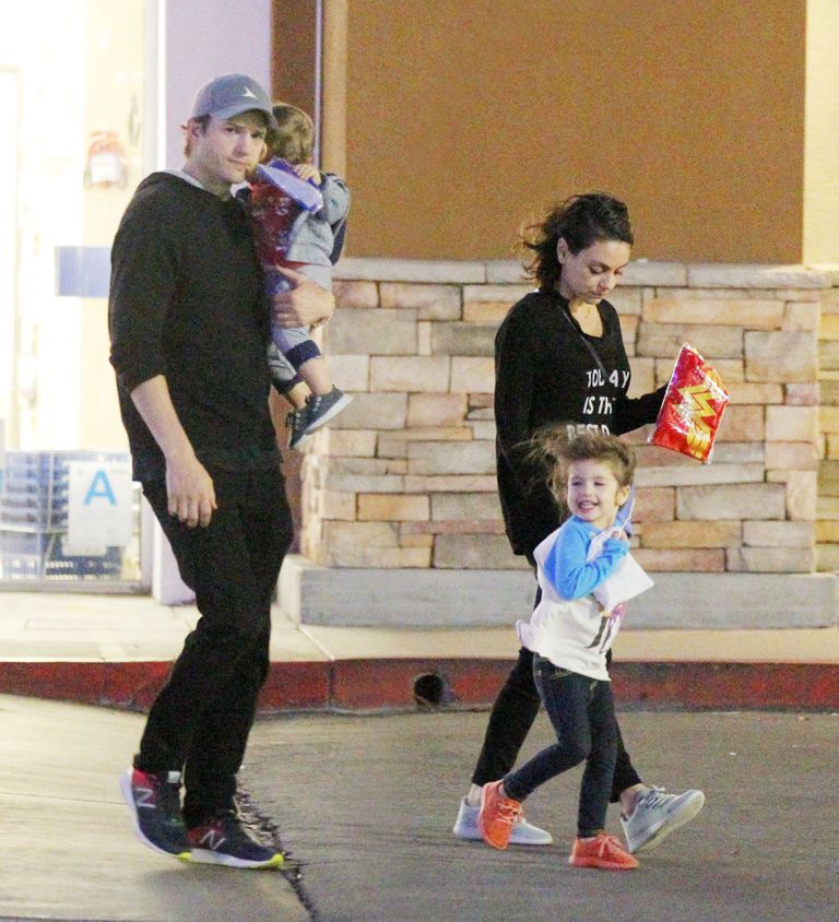 Ashton Kutcher ja Mila Kunis koos oma lastega