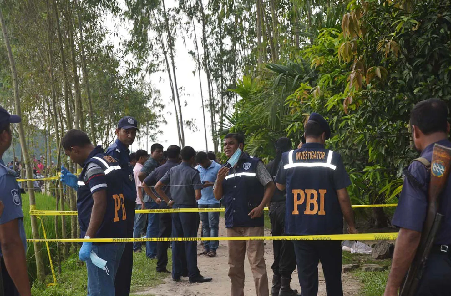 Bangladeshi politsei uurimas Jaapani kodaniku mõrvapaika.