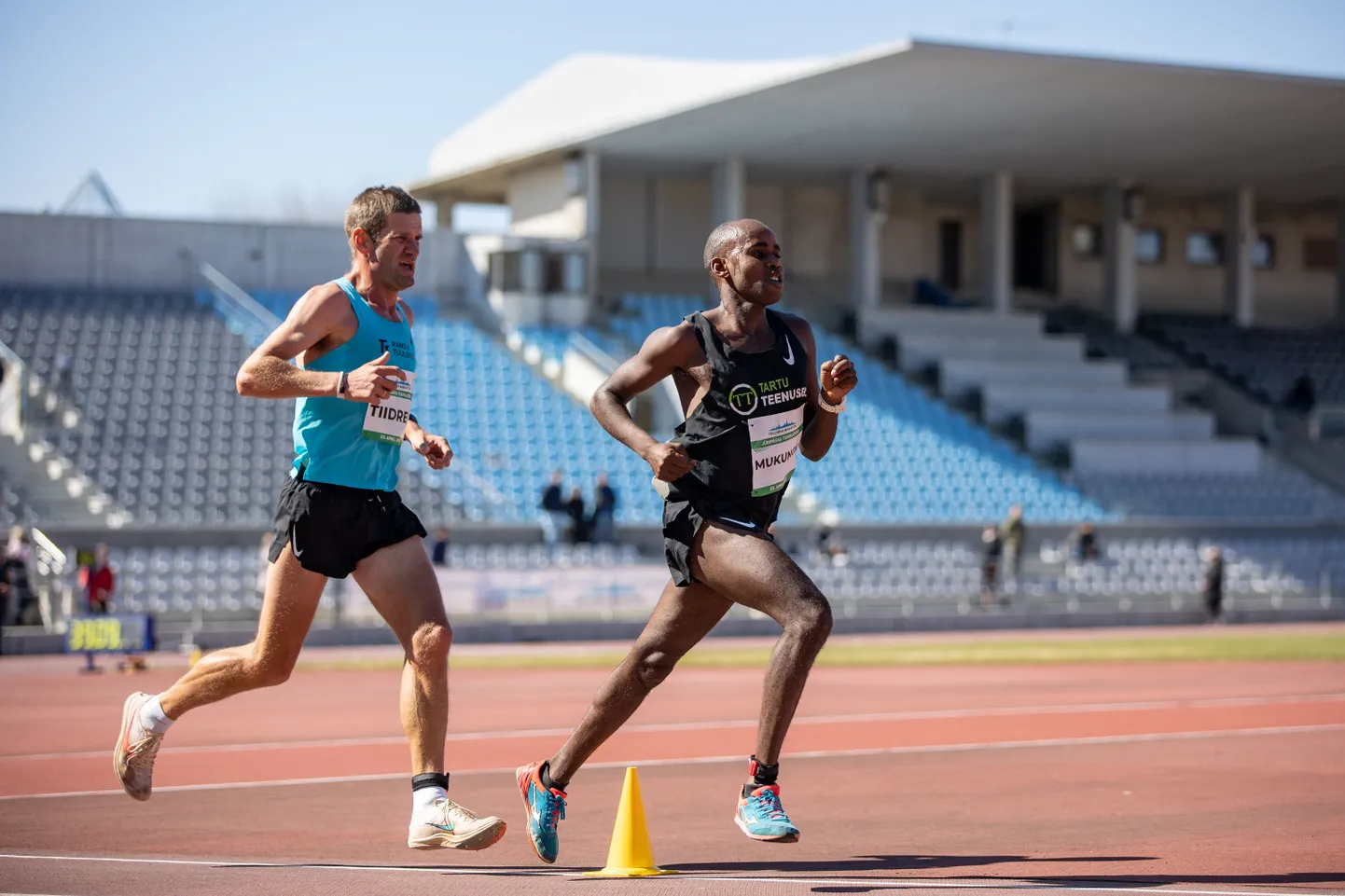 Ibrahim Mukunga ees ja tema abiline ning treeningkaaslane Tiidrek Nurme kannul. Foto tänavusest jüripäeva jooksust.
