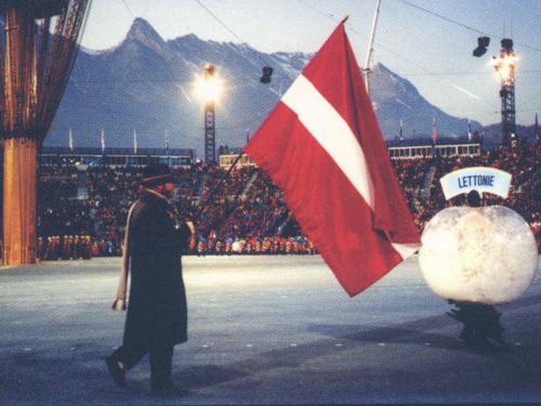 1992. gada Albervilas ziemas olimpiskās spēles. Atklāšanas ceremonijā valsts karogu nes bobslejists Jānis Ķipurs.