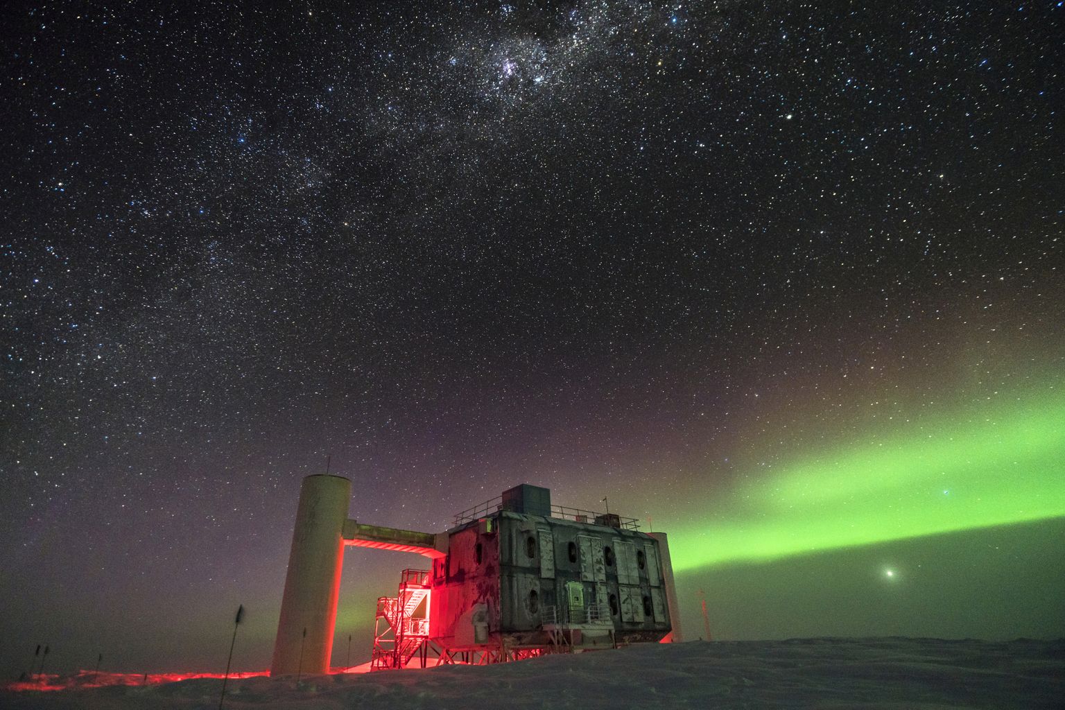 Antarktikas lõunapooluse lähedal asuva USA Amundsen-Scotti polaarjaama üks uurimislaboratooriume, mis kannab nime IceCube