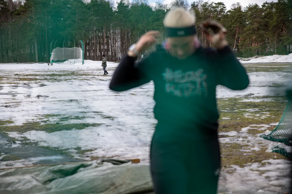 Taamal paistab kummikutes Genro Paas, kes poriseid vasaraid väljakul kokku korjab.