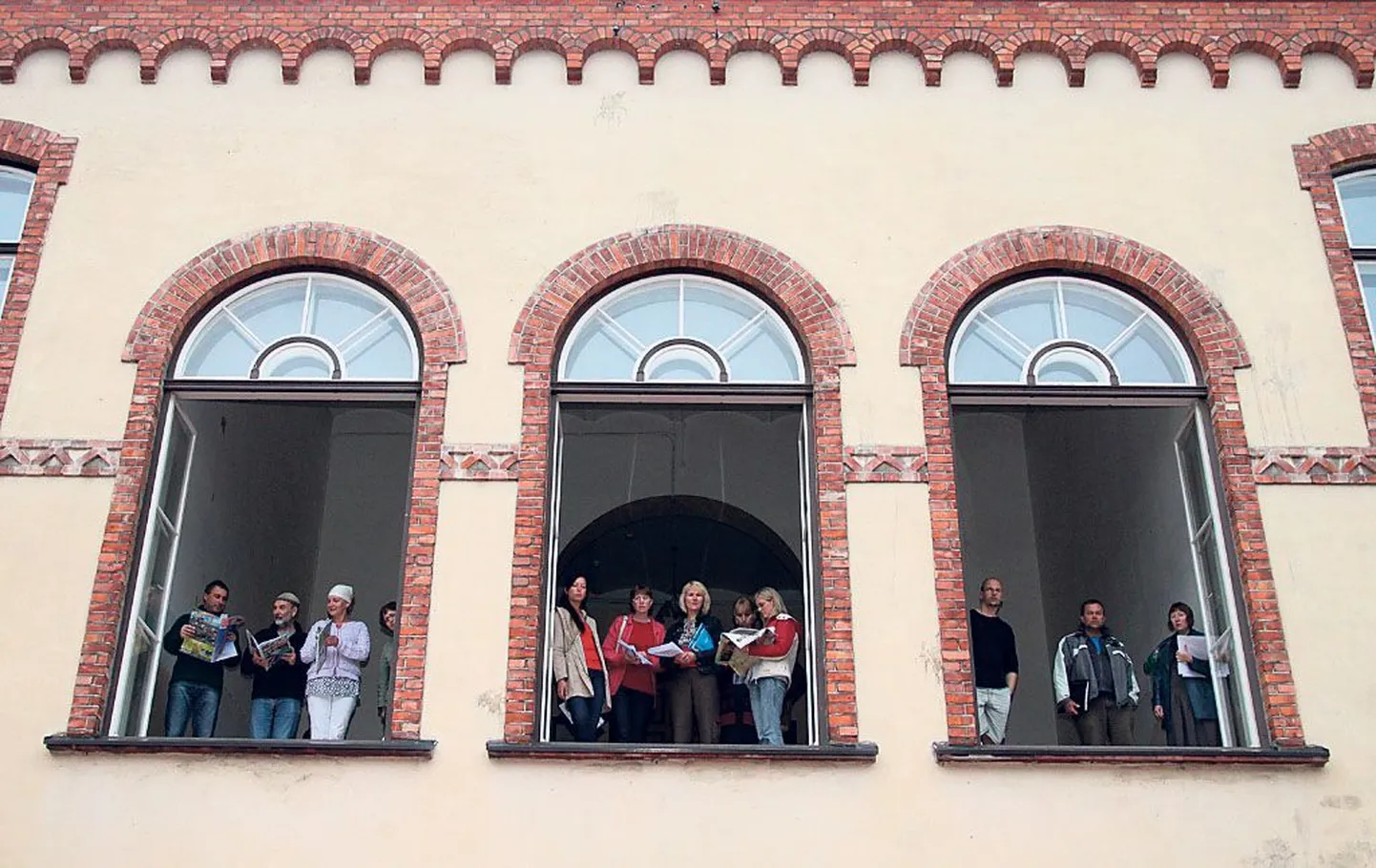 Pärnu Vanalinna põhikooli õuel kõlavad õhtuti ooperiaariad ja kontserdid, paralleelselt käivad ooperi “Tituse halastus” proovid.