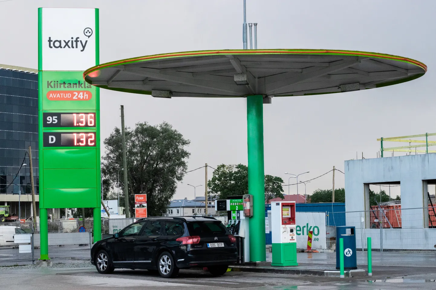 Автозаправка Taxify.