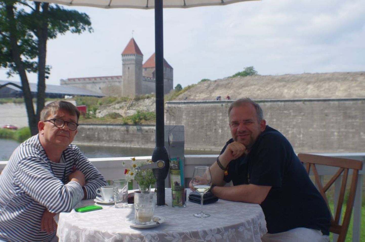 Kanaari saartel tegutseva ekskursioonibüroo omanik Olavi Antons (vasakul) ja Eesti Kontserdi peaprodutsent Lauri Aav 2013. aasta suvel Kuressaares.