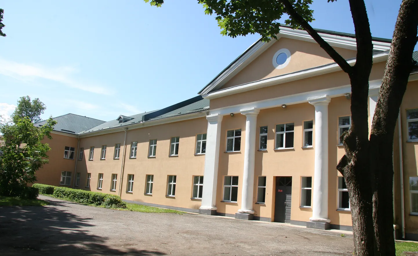 Это здание, принадлежащее Ида-Вирумааскому центру профобразования, недавно служило временным пристанищем для коллектива Йыхвиской русской основной школы и вскоре туда переедут на время ремонта также ученики и учителя Йыхвиской основной школы. Однако позднее волость планирует превратить его в общественный дом.