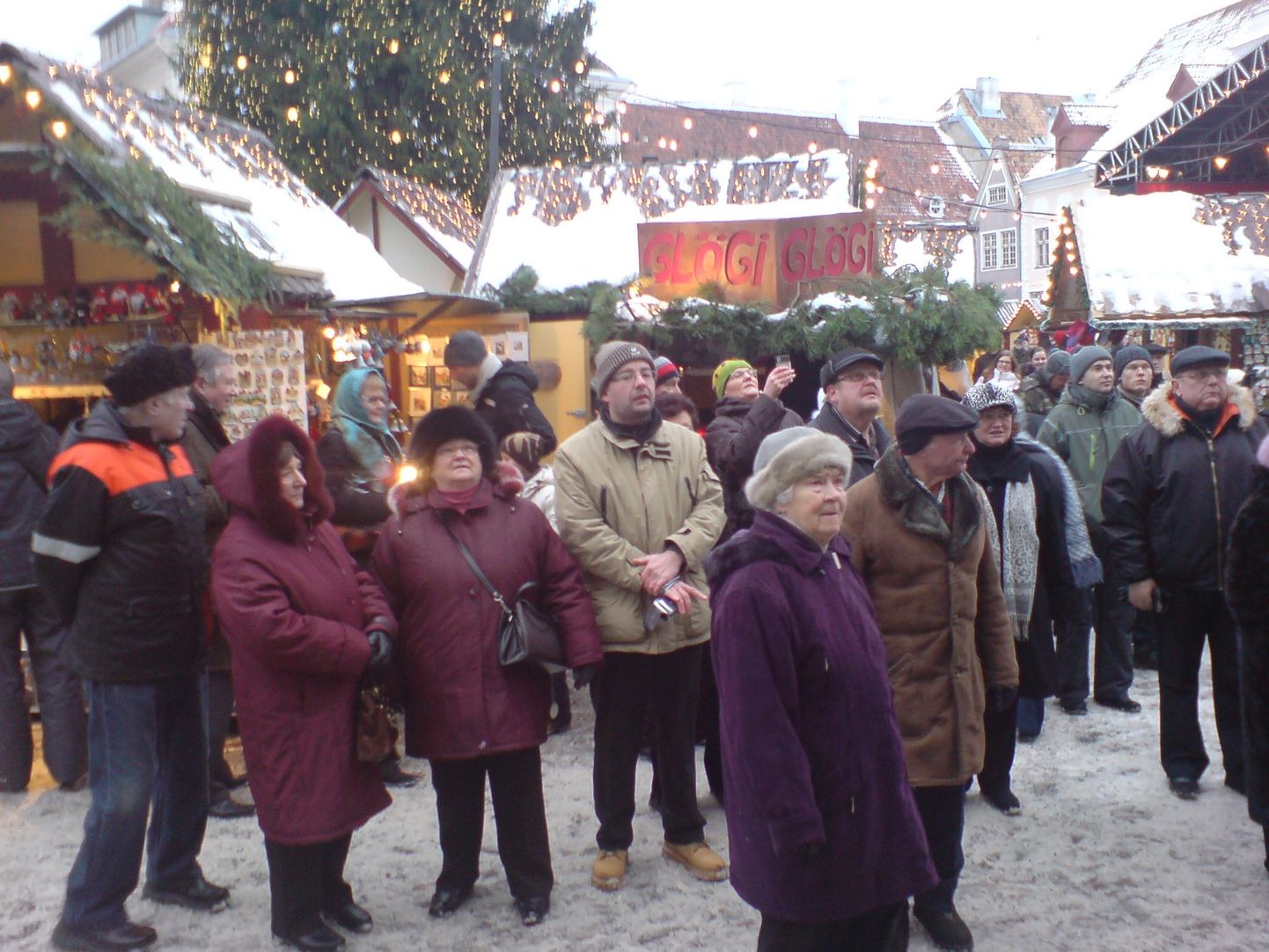 Jõulumeeleolus rahvas Raekoja platsil.
