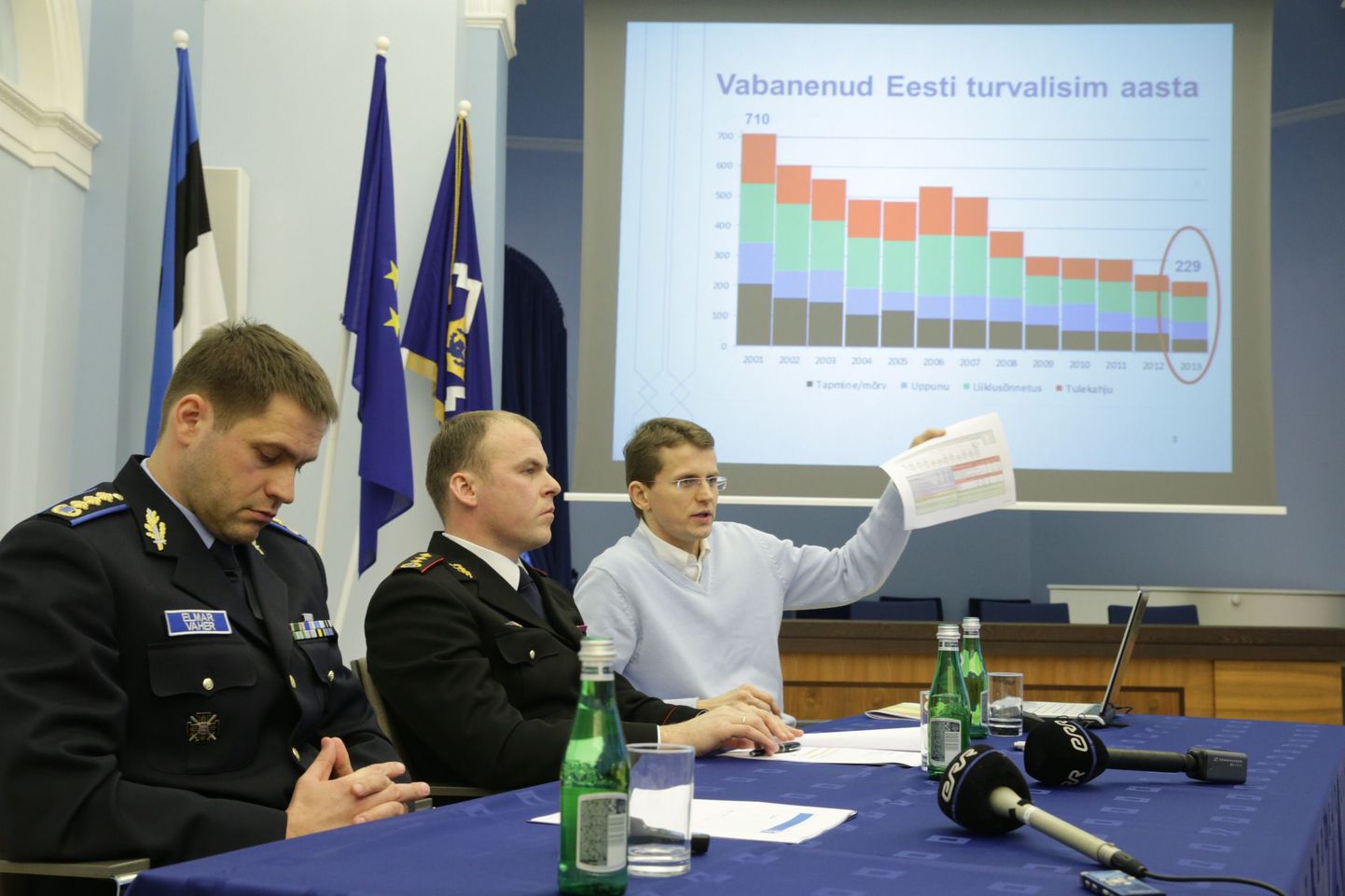Politsei- ja piirivalveameti peadirektor Elmar Vaher, päästeameti peadirektor Kuno Tammearu ja siseminister Ken-Marti Vaher pressikonverentsil.