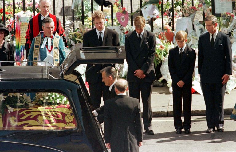 Printsess Diana matus. Pildil vasakult krahv Charles Spencer, prints William, prints Harry ja prints Charles