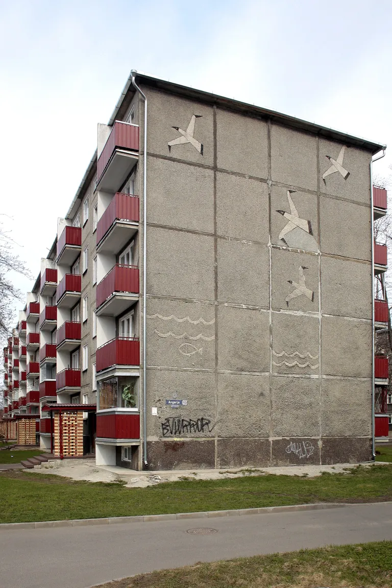 Одна из украшенных декоративными панно торцевых стен дома в Пыхья-Таллинне. Эскиз Валли Лембер-Богаткиной. Фото 2011 года.