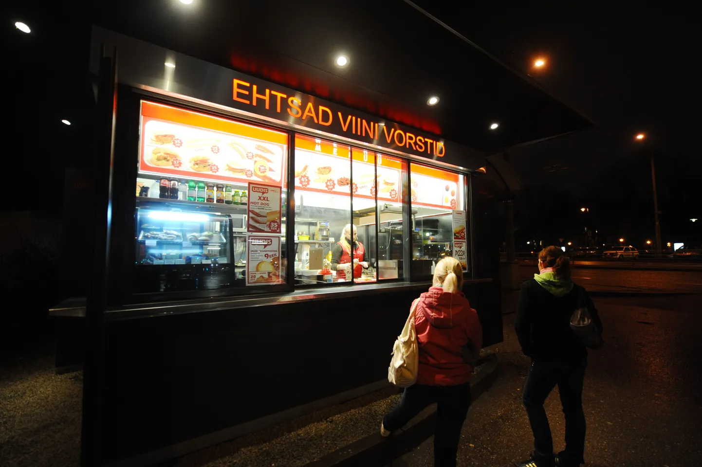 Kofkini vorstiäri vahetab kioskite nimesilte.