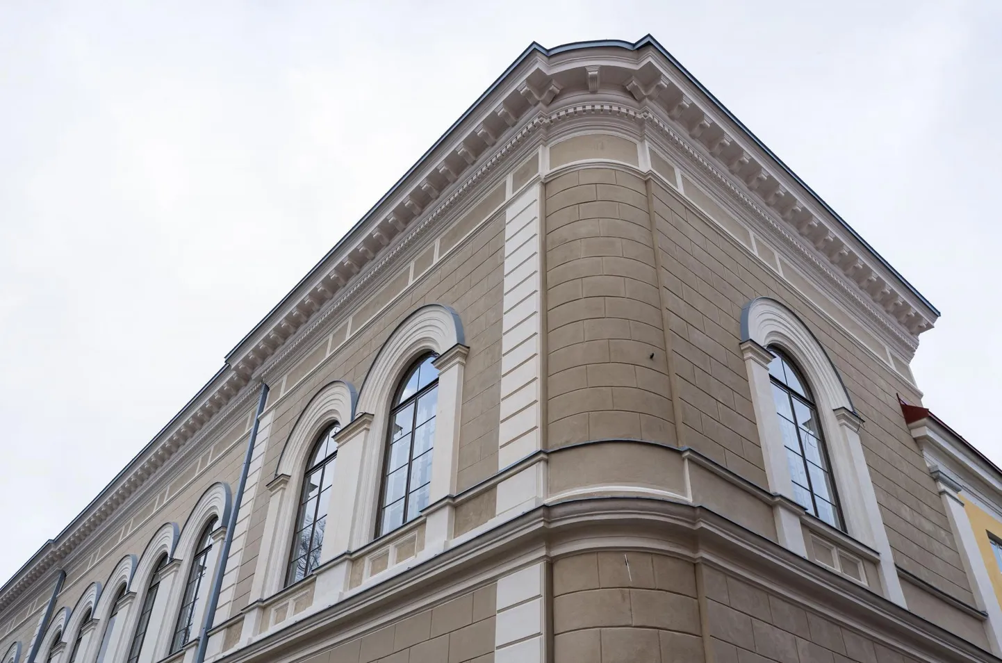 Endise kahvaturohelise asemel katab Rüütelkonna hoonet taas pruunikashall värv, mis on 1849. aastal avatud hoonetiiva algupärane värv.