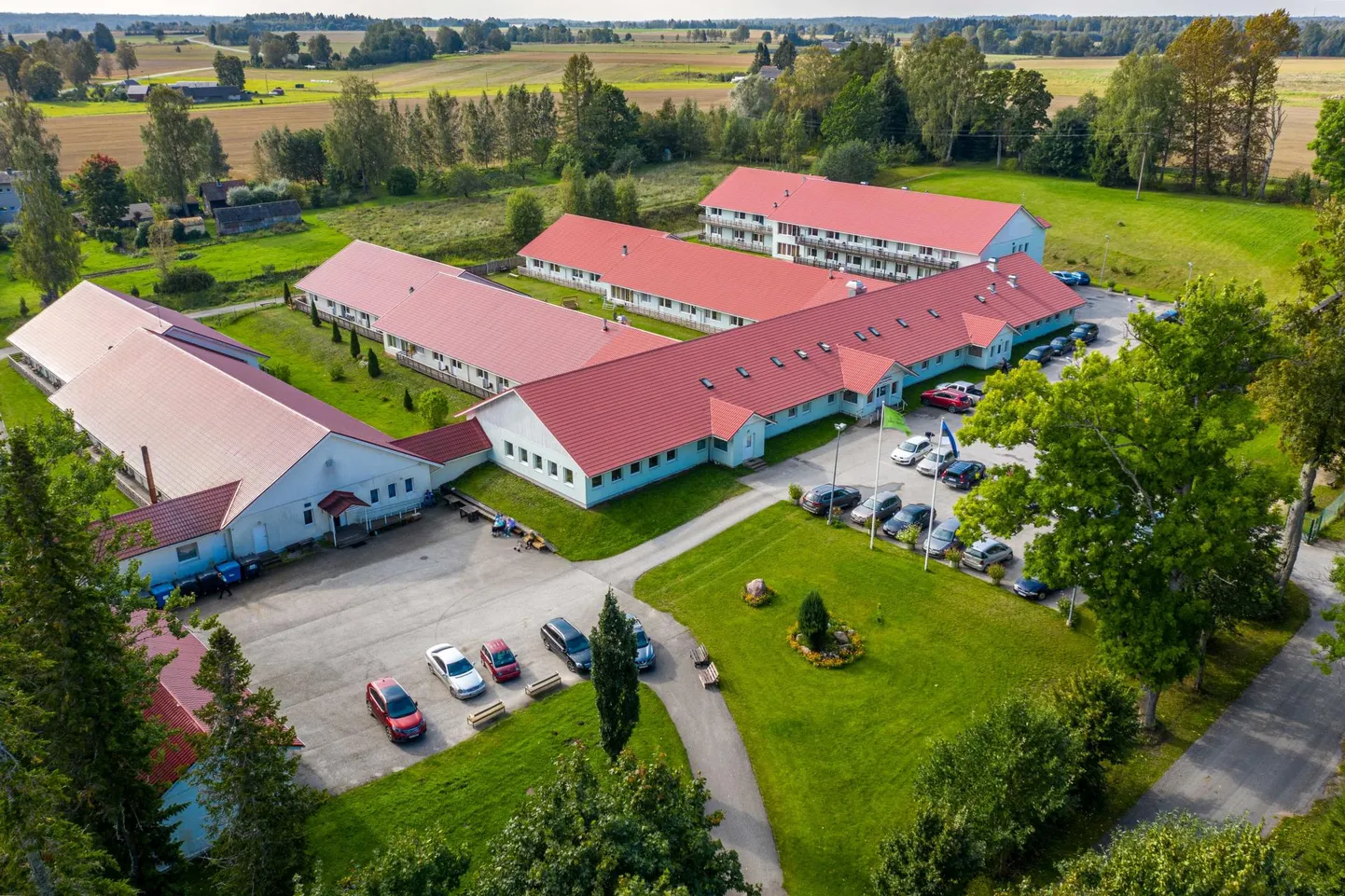 Hellenurme Kodu peamajas on neli korpust. Mustamäe korpus asub eraldi majas. 74 erahoolekande klienti elab eraldi korpuses. Lisaks saab ülhooldeteenuseid hooldekodus 179 inimest.