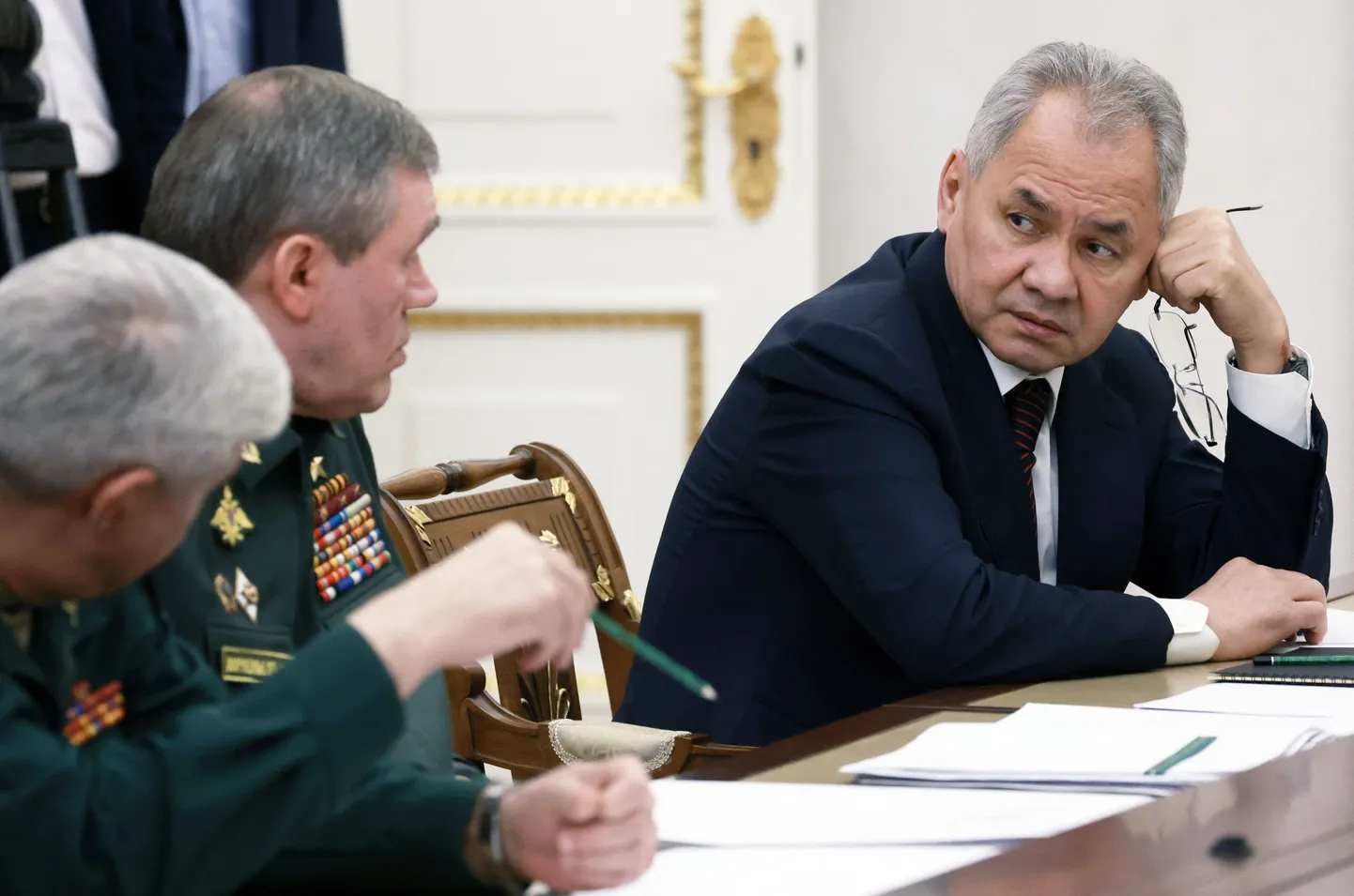 Venemaa Julgeolekunõukogu sekretär ja endine kaitseminister Sergei Šoigu koos Venemaa kindralstaabi ülema Valeri Gerassimoviga kohtumisel Vene riigipea Vladimir Putiniga 15. mail 2024. aastal.
