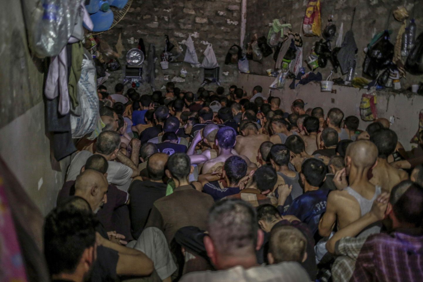 Iraagi armee poolt kinnivõetud Islamiriigi võitlejad Mosuli vanglas
