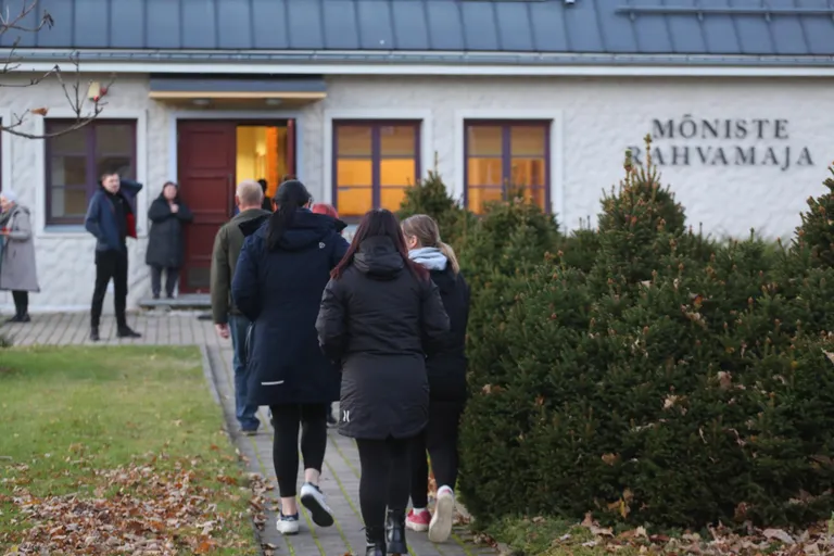 Mõniste rahvamajja tõttas 23. oktoobri õhtul hulk kohalikku rahvast, kelle seas oli silmapaistvalt palju noori.