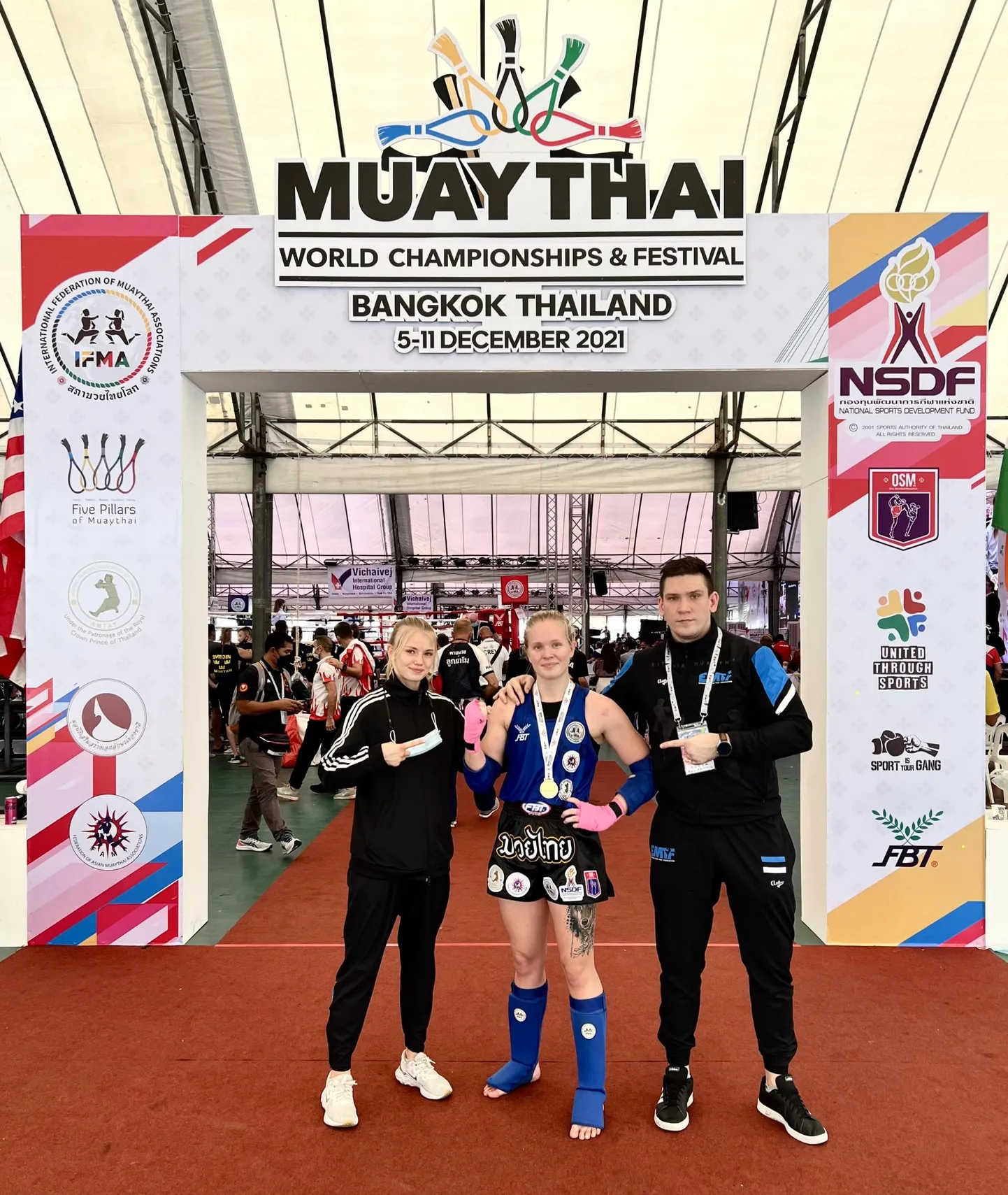 Viljandi Kondor Fight Clubi esindav 19-aastane Sigrid Kapanen tuli Bangkokis U-23 vanuseklassi Tai poksi maailmameistriks. Fotol (vasakult) on Eestit tiitlivõistlustel esindanud Marie Ruumet, maailmameister Sigrid Kapanen ja Kapaneni treener Ringo Tipp.