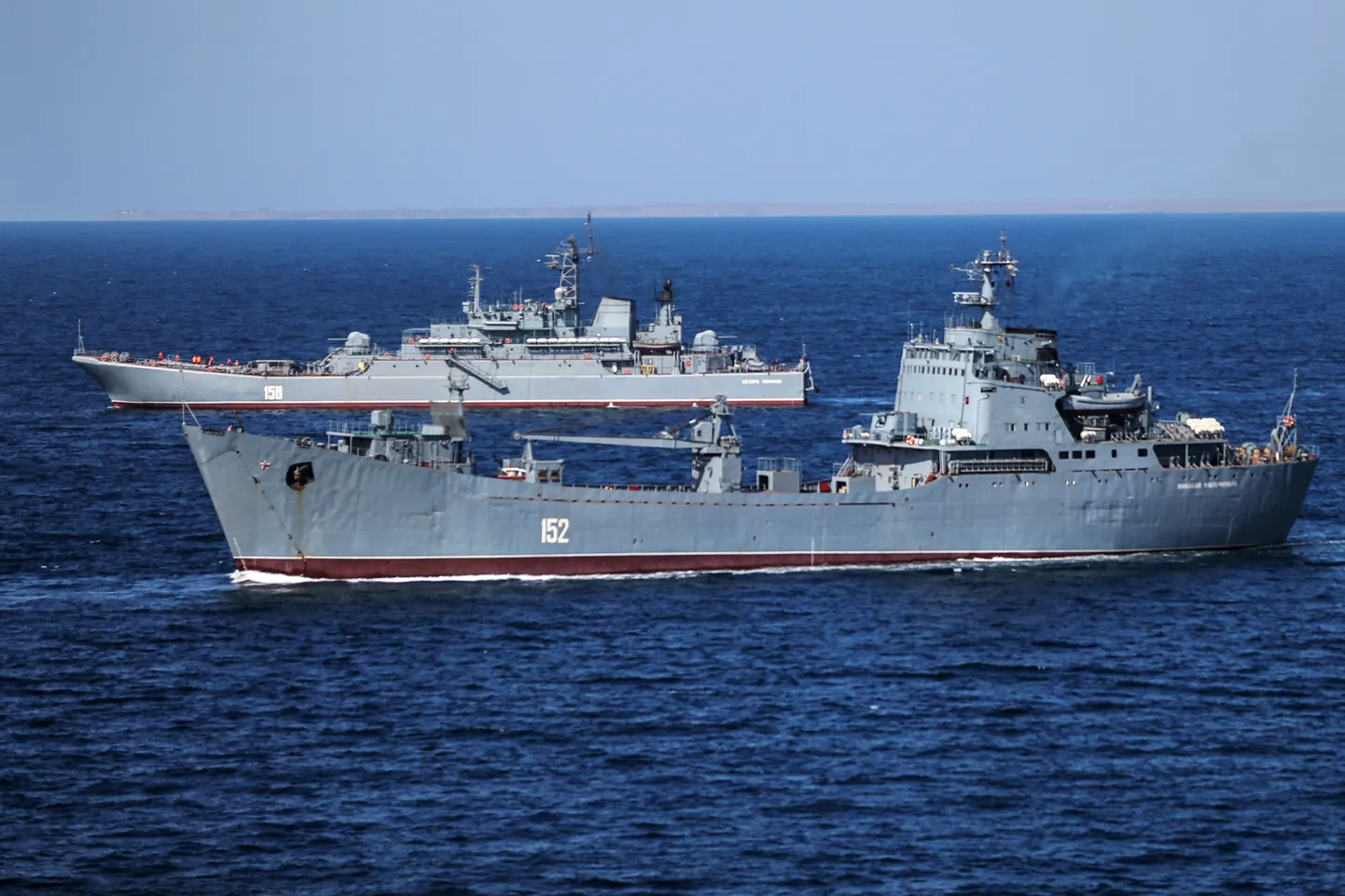 Большом десантный корабль (БДК) "Орск" (на переднем плане).