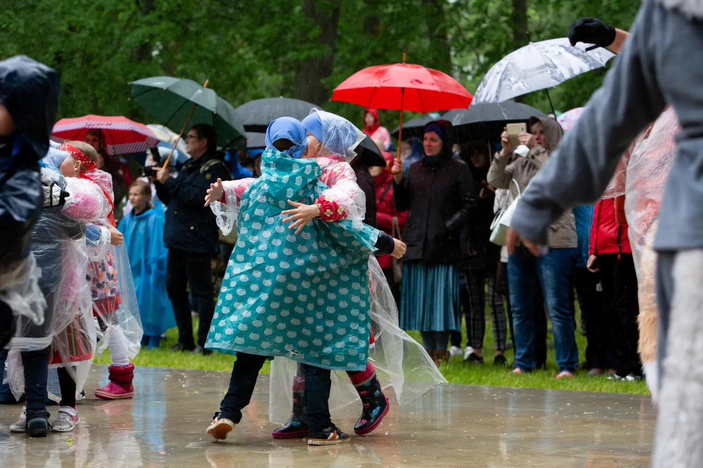 Audru laululava publikuala saab lehekuu lõpuks kivisillutise.