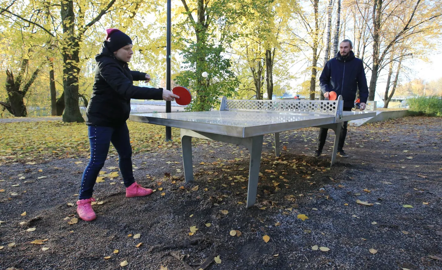 Tartu Postimehe reporteri Eili Arula (vasakul) ja Franz Murula hinnangul oli seitsmest lauast parim pinksilaud Delta keskuse taga. Ainuke häda platsil on, et pinnas laua otstes on auku mängitud ning kergkruusa alt irvitab geotekstiil.