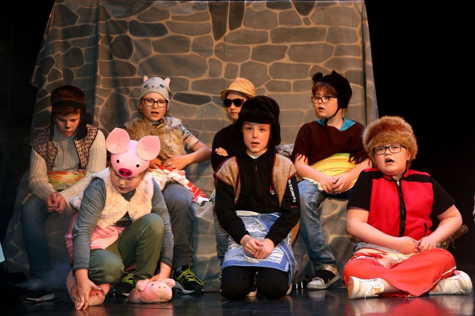 Vohnja lasteaed-algkooli lapsed tõid lavale õpetliku näidendi "Lotte".