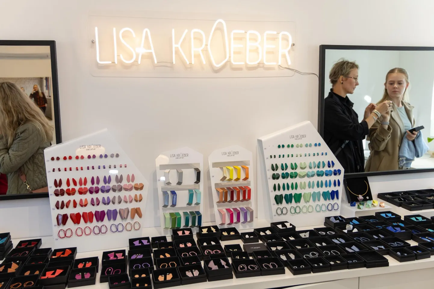 Laupäeval oli Lisa Kroeber Jewellery äsja avatud stuudios päris tihe sagimine. Tuntud ehteid sai sel päeval soetada poole odavamalt.