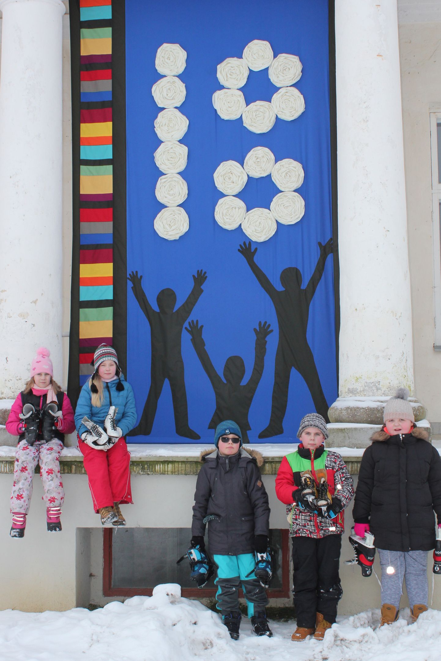 Vohnja lasteaed-algkooli pere kaunistas Eesti riigi sünnipäeva puhul oma koolimaja, Vohnja mõisahoone.