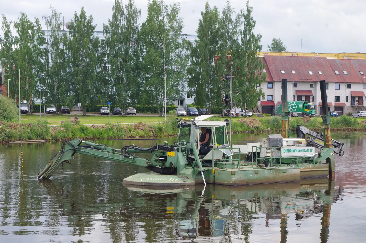 Jõel töötav masin keerutab esmalt põhjamuda üles ja pumpab selle siis välja.