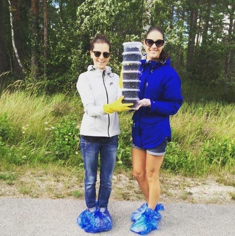 Birgit Sarrap ja Polina Mattisen tõid metsast hea marjasaagi