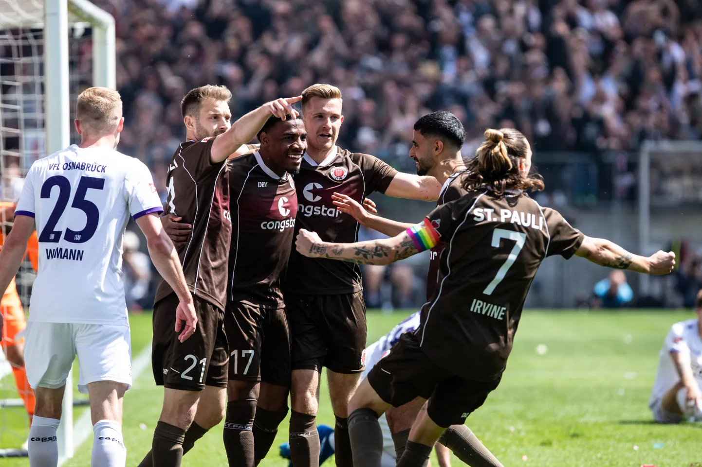 Rõõmsad St. Pauli mehed väravat tähistamas.