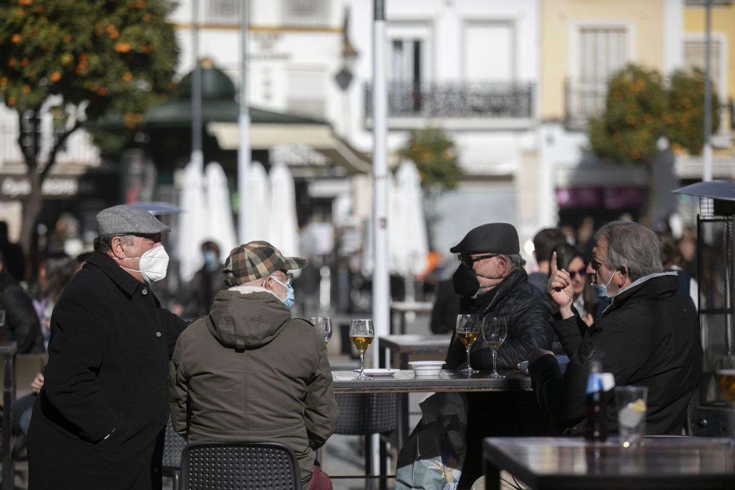 Kohvikukülastajad esmaspäeval väliterrassil Sevillas. Alates sellest nädalast tohib Andaluusia piirkonnas koos aega veeta kuni neli inimest. 