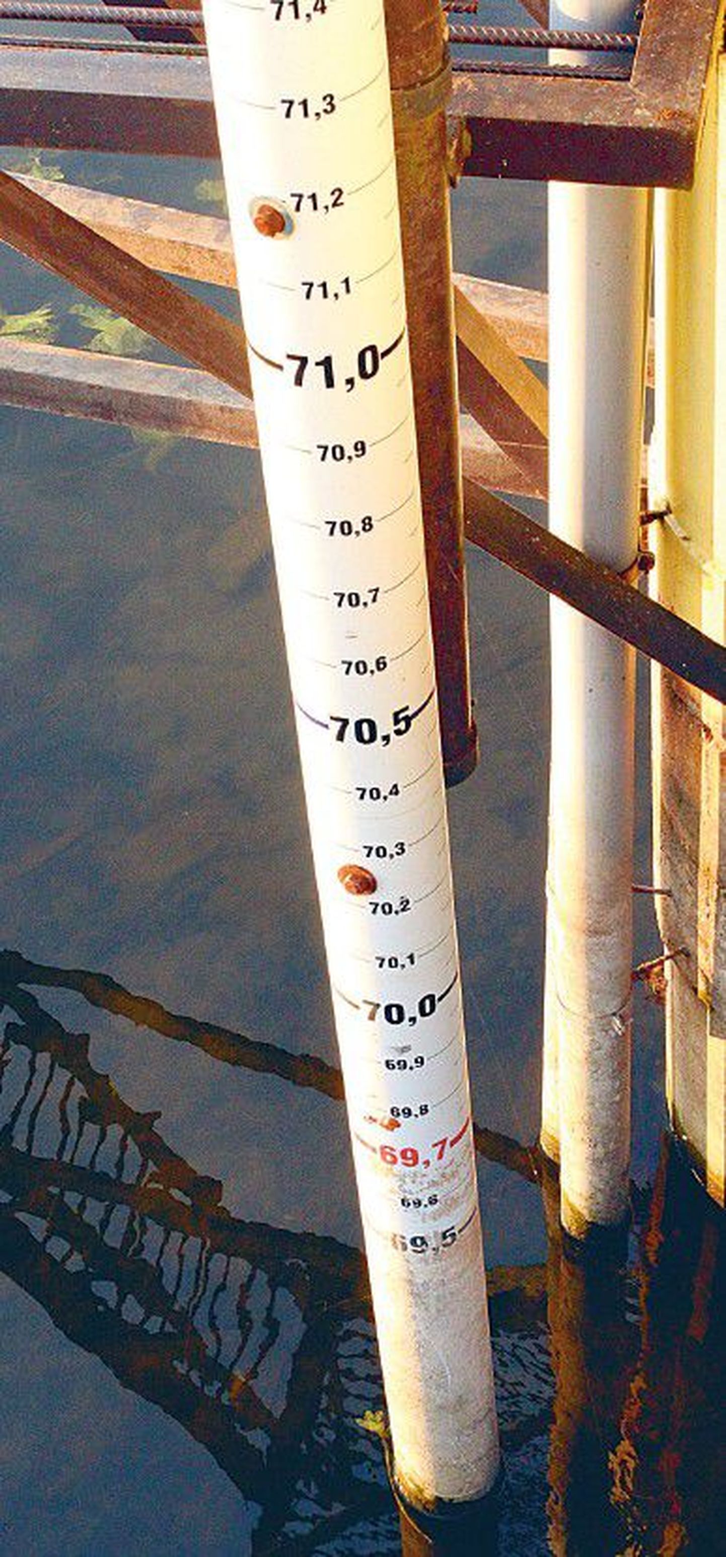 Уровень воды в озере Тамула упал ниже минимальной отметки на футштоке. Вырусцы шутят, что тамулаский озерный старик продырявил дно озера.