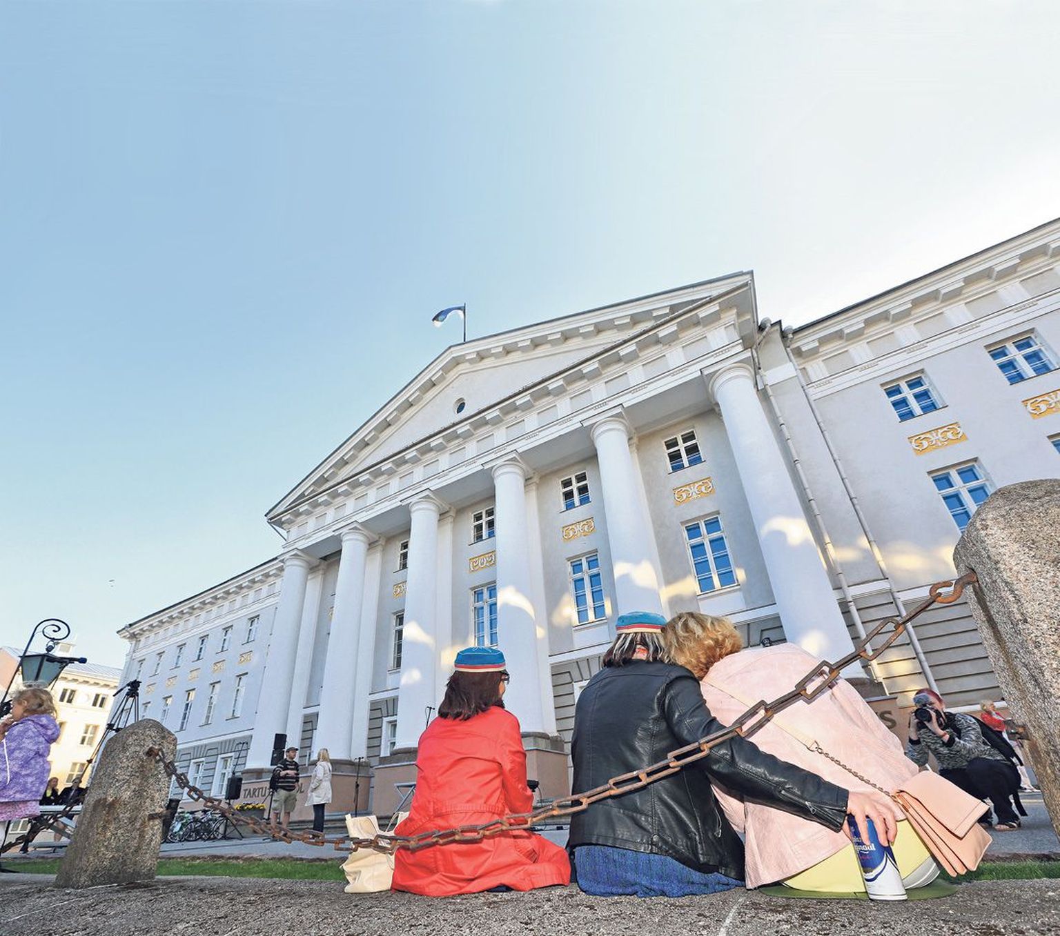 Tartu ülikooli peahoone ees oli laupäeval näha mitmeid keskealisi mehi ja naisi, kes kandsid nõukogudeaegset teklit.