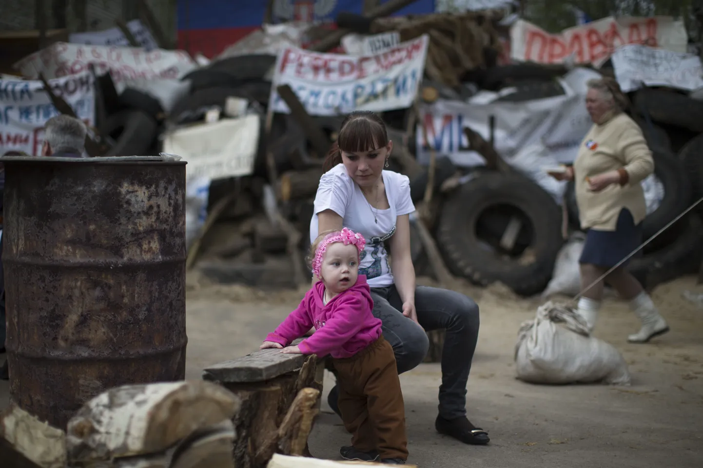 Ema mängis lapsega Ukrainas, Slovjanskis barrikaadidel eile, 19. aprillil.