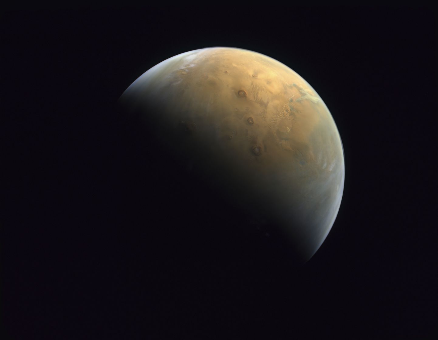 Araabia Ühendemiraatide Marsi sondi Hope esimene foto Punasest planeedist. Näha on vulkaane päikesetõusul